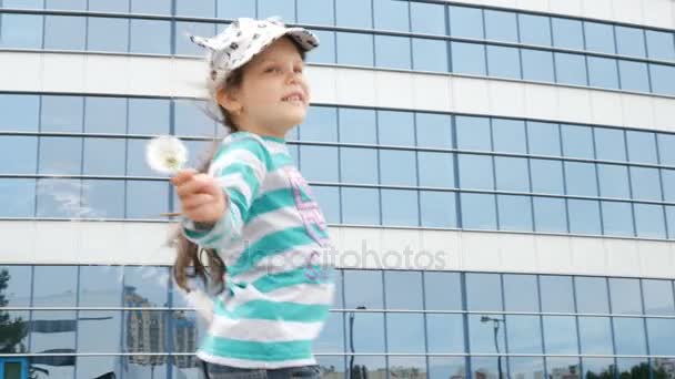 Ένα παιδί παίζει στο πάρκο με πικραλίδες - Πλάνα, βίντεο