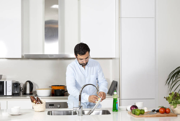 арабський чоловік миє посуд
 - Фото, зображення