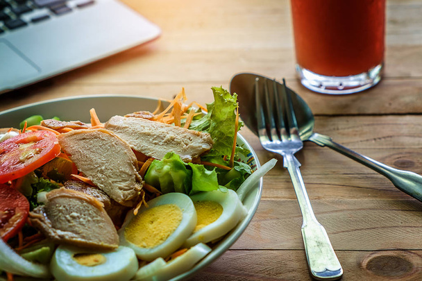 Zeleninový salát s plátky vajec a vepřového masa na dřevěný pracovní stůl - Fotografie, Obrázek