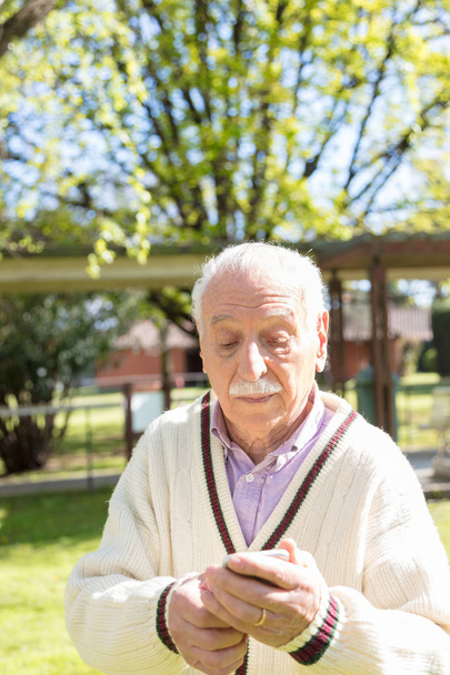 Aktiver älterer Mann im Freien mit Handy - Foto, Bild