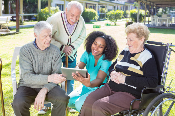 Három aktív idős emberek szabadtéri olvasó tabletta az afrikai  - Fotó, kép