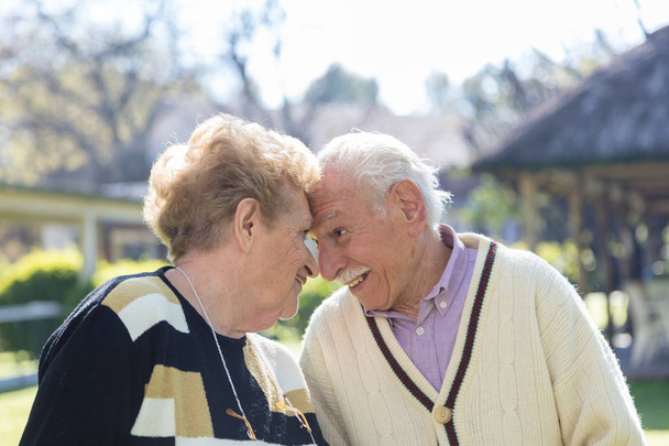 Personnes âgées actives en amour en plein air
 - Photo, image