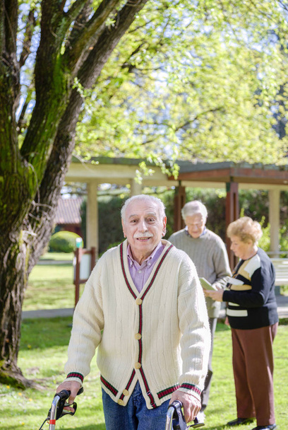 Actieve ouderen buiten genieten van het leven - Foto, afbeelding