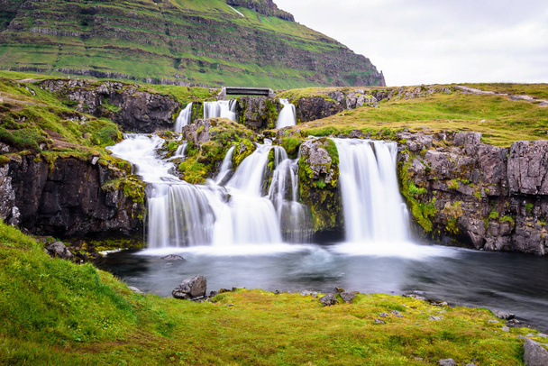 Wodospad w droga góra, Islandia - Zdjęcie, obraz