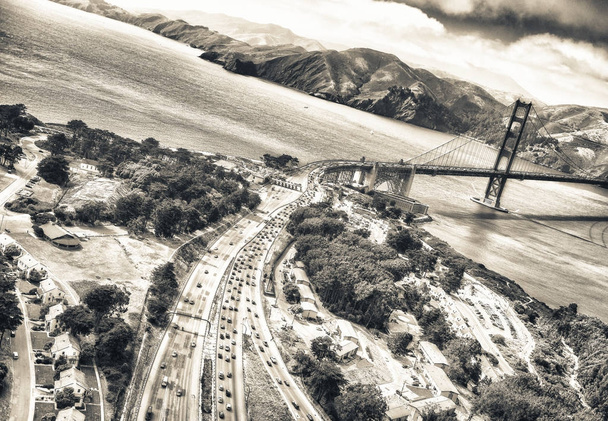 Вид с воздуха на мост Золотые ворота Сан-Франциско и шоссе США 1
 - Фото, изображение