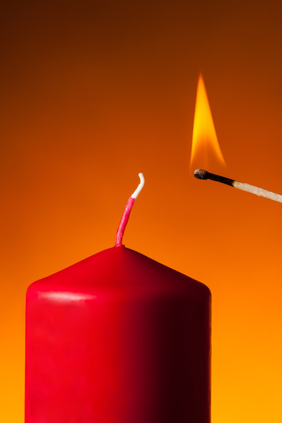 Свічка освітлена церковним полум'ям свічка свічка вогню пригода сірникова коробка
 - Фото, зображення