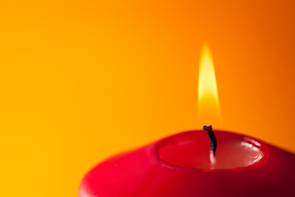 Vela encendida iglesia llama vela candelabro resplandor fuego advenimiento navidad tiempo religión
 - Foto, Imagen