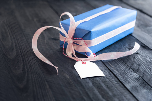 Gift box with a blank tag - Zdjęcie, obraz