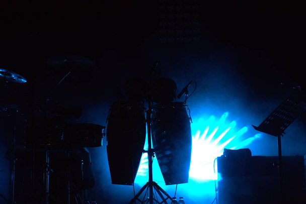 Конга барабаны на сцене
 - Фото, изображение