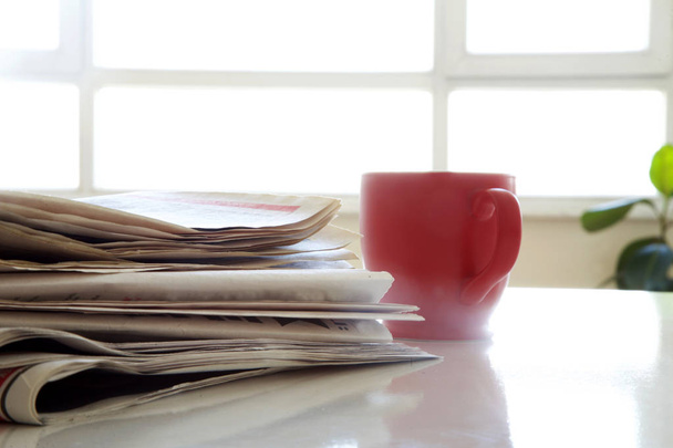 Газета с кофе на столе
 - Фото, изображение