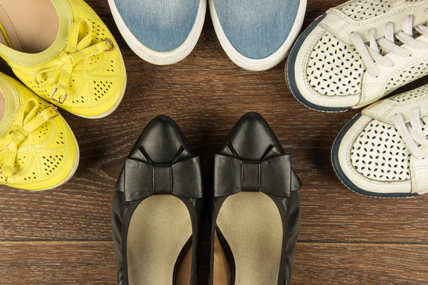 Čtyři páry bot Dámské bílé, žluté, modré a černé na  - Fotografie, Obrázek