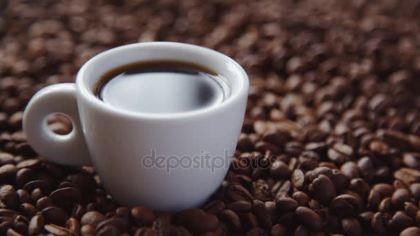 Café caliente y granos de café tostados
 - Imágenes, Vídeo