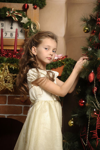 Girl decorates the Christmas tree - Zdjęcie, obraz