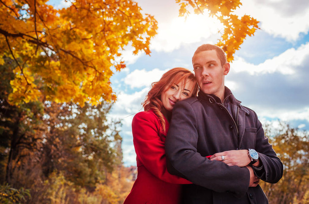 若いカップルは秋の森で抱擁します。 - 写真・画像