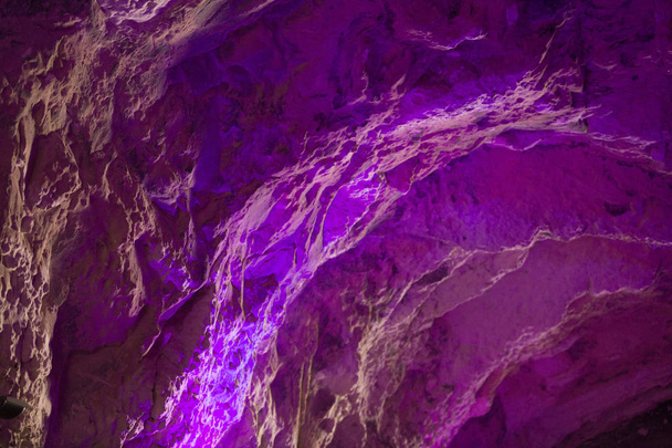 fundo abstrato de uma parede de pedra em luz brilhantemente violeta
 - Foto, Imagem