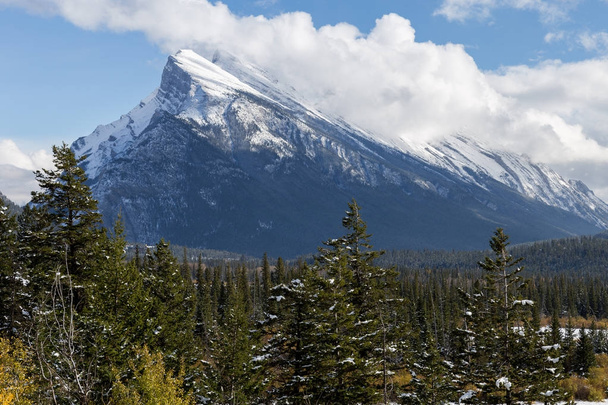 Monte Rundle perto de Banff Alberta
 - Foto, Imagem