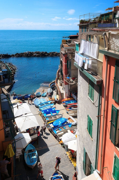 Riomaggiore, Italie - La petite vue sur le port d'en haut
. - Photo, image