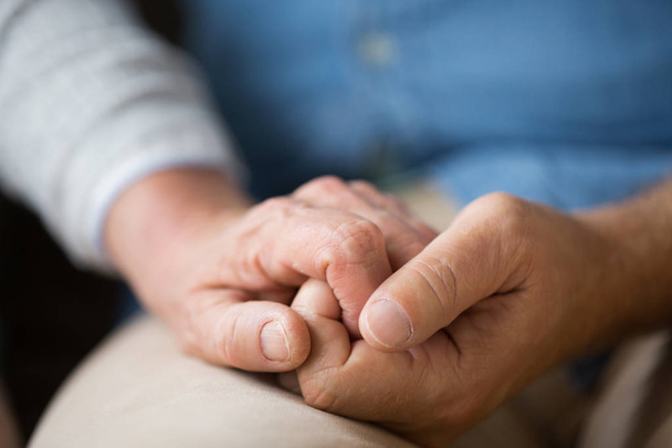 közelről idősek kéz a kézben - Fotó, kép