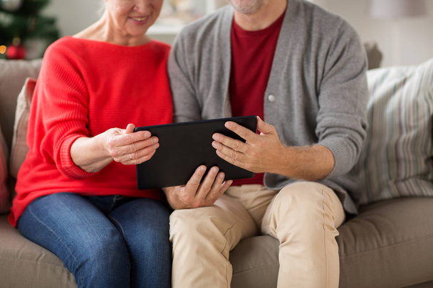 senior couple with tablet pc at christmas - Foto, Imagem