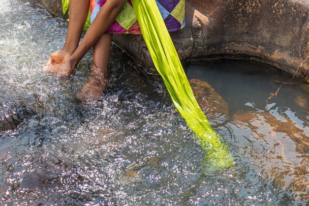 Kadın Afrika kıyafeti akıcı nehir eşiğinde. İnteractin - Fotoğraf, Görsel