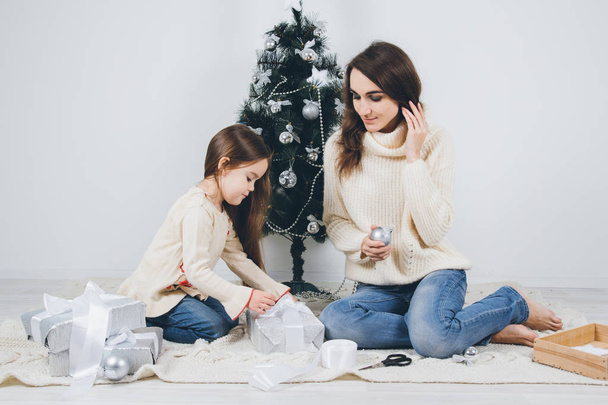 Mother and little daughter pack the gifts  - Foto, Imagen