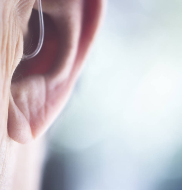 Audífono en el oído
 - Foto, Imagen