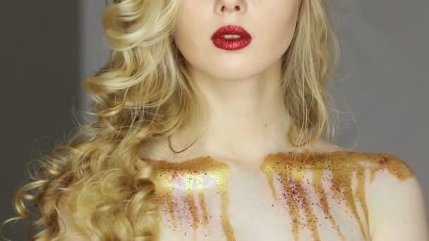Μακιγιάζ μόδας. Γυναίκα με πολύχρωμα μακιγιάζ και του σώματος τέχνης - Πλάνα, βίντεο