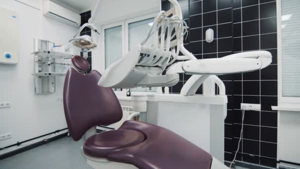 Huone hammaslääkärin tuoli ja lääketieteelliset laitteet
 - Materiaali, video