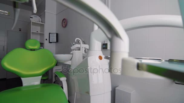 Huone hammaslääkärin tuoli ja lääketieteelliset laitteet
 - Materiaali, video