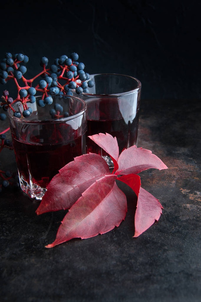 kaksi lasia punaista juomaa  - Valokuva, kuva