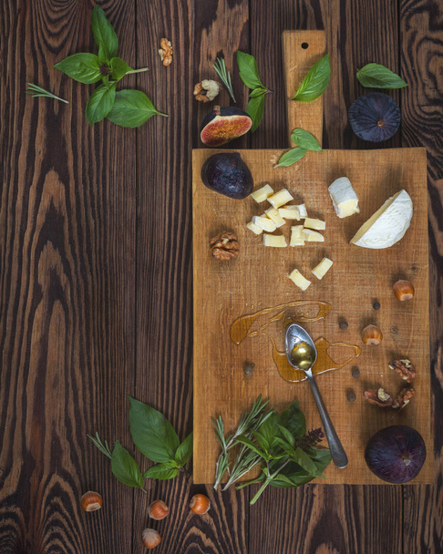 Alimentos orgânicos em fundo de madeira
 - Foto, Imagem