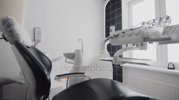 Zimmer mit Zahnarztstuhl und medizinischen Geräten - Filmmaterial, Video