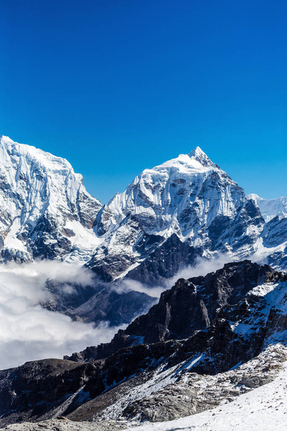 Snowy mountains of the Himalayas - Foto, imagen