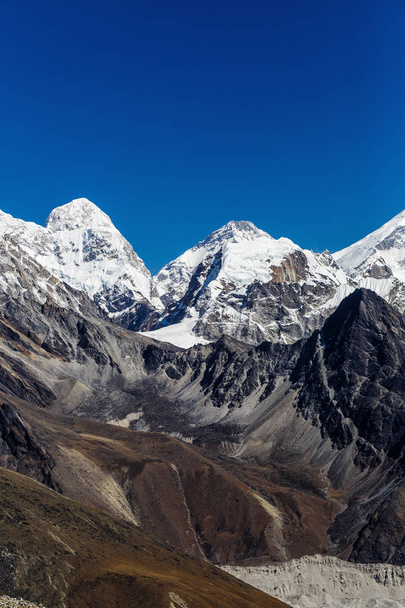 Snowy mountains of the Himalayas - Foto, imagen