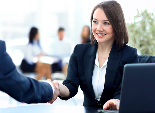 close-up of a handshake of a Manager and customer in the workplace. - Foto, imagen