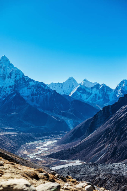 Himalajan lumiset vuoret
 - Valokuva, kuva
