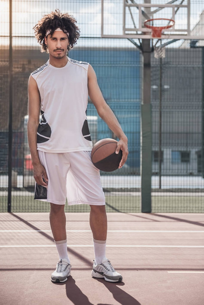 Jogador de basquete atraente
 - Foto, Imagem