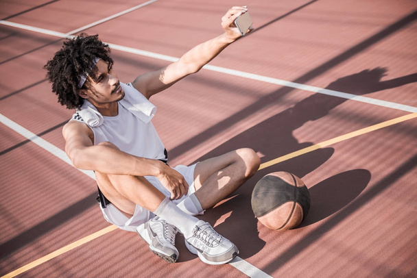 Atractivo jugador de baloncesto
 - Foto, Imagen