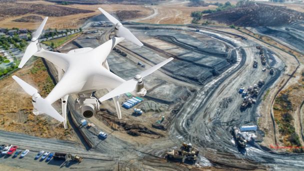 Μη επανδρωμένα αεροσκάφη (Uav) σύστημα τετράγωνο ελικόπτερο Drone στον αέρα πάνω από  - Φωτογραφία, εικόνα