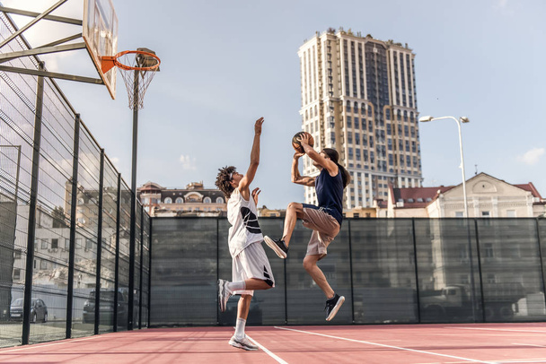Ragazzi che giocano a basket
 - Foto, immagini