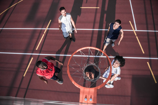 Les gars jouent au basket-ball
 - Photo, image