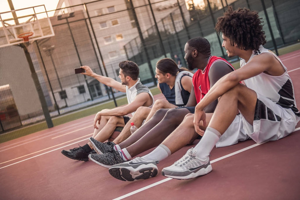 Guys playing basketball - Fotografie, Obrázek