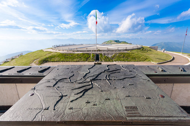 Un hito italiano. Primer monumento a la guerra mundial
 - Foto, Imagen