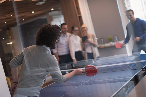 startend bedrijf team spelen ping pong tafeltennis - Foto, afbeelding