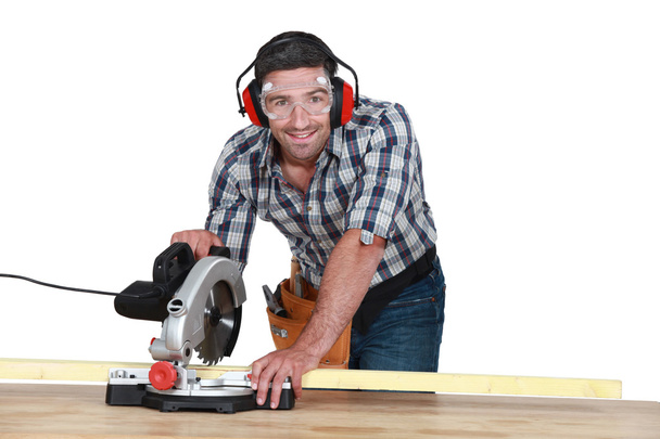 Man using circular saw - Zdjęcie, obraz