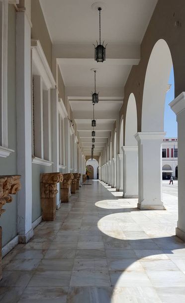 Στήλες από το Βυζαντινό Μουσείο στην πλατεία Σολωμού - Φωτογραφία, εικόνα
