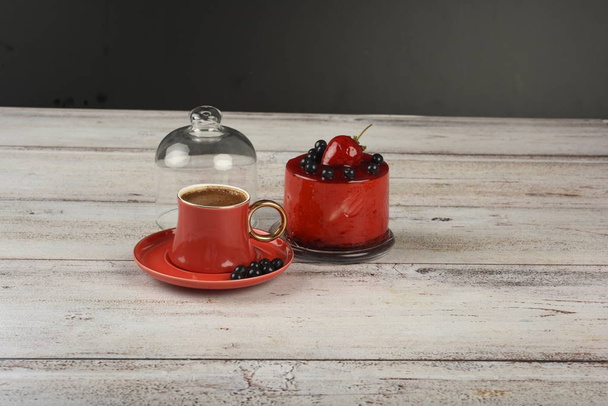 Türkischer Kaffee in roter Tasse mit Desserts - Foto, Bild