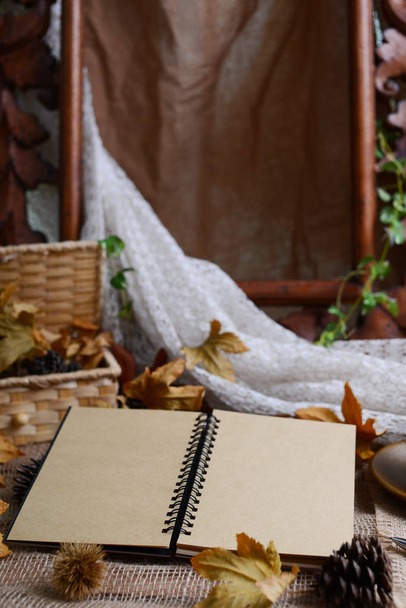 Cuaderno marrón en blanco
 - Foto, imagen