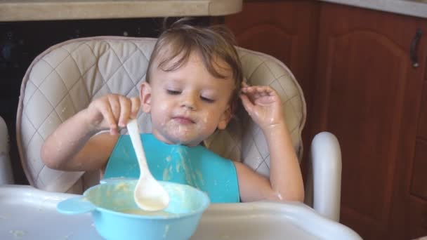 маленький мальчик ест кашу на завтрак
 - Кадры, видео