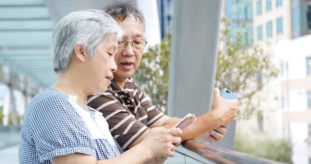 Cep telefonu kullanan yaşlı çift - Fotoğraf, Görsel